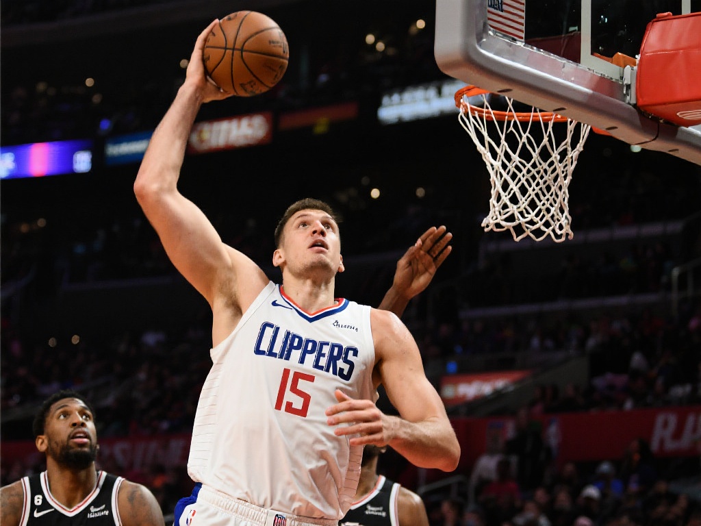 快船球员齐心支持,入场携印有祖巴茨T恤引发热议 伊维察·祖巴茨作为快船队的主力中锋,他在