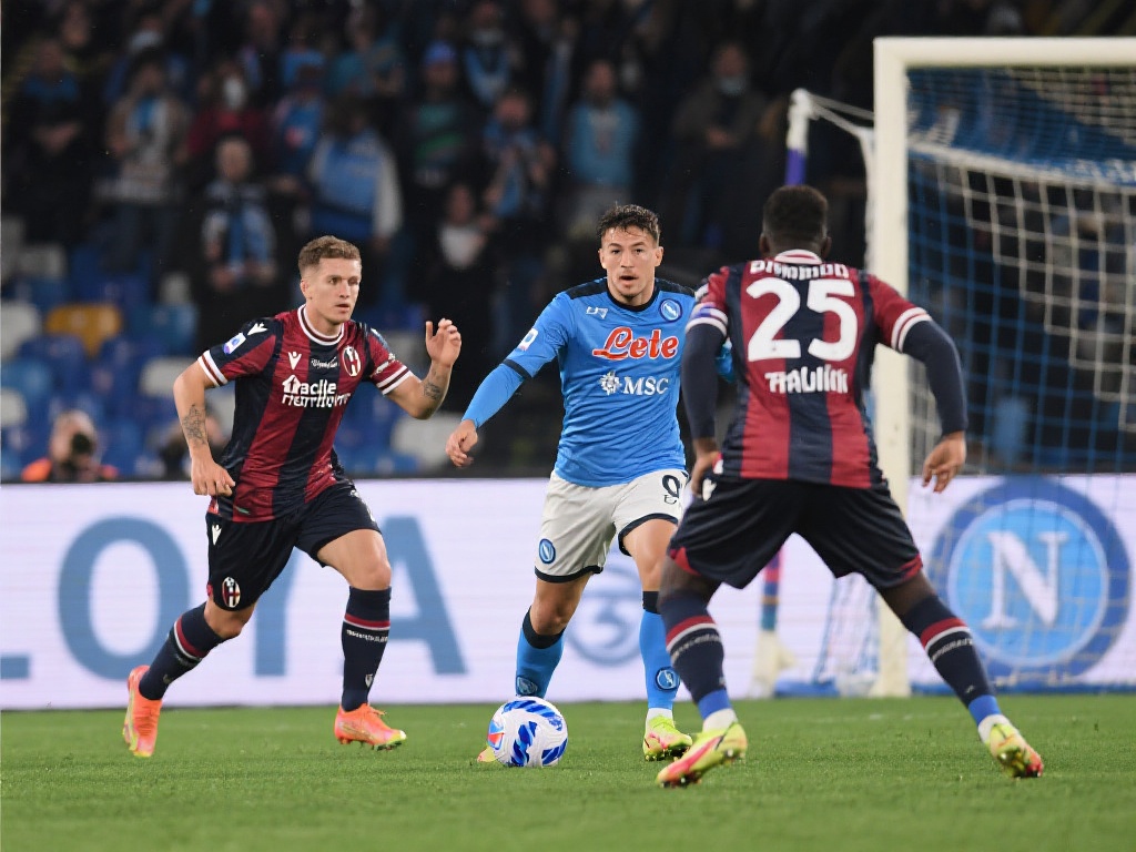 意甲激战:那不勒斯1-1博洛尼亚距榜首仅3分 作为那不勒斯球迷,他们可能会遗憾球队未能